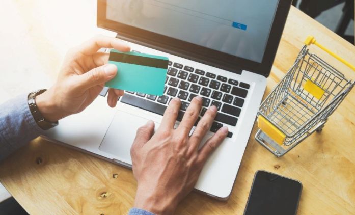 Cliente pagando una compra en línea desde su laptop