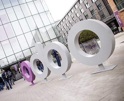 Letras gigantes de Odoo en una plaza